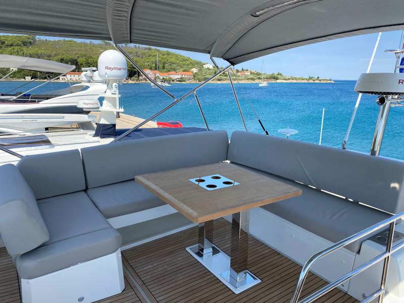 Book yachts online - motorboat - Prestige 590 Fly - The Sun - rent