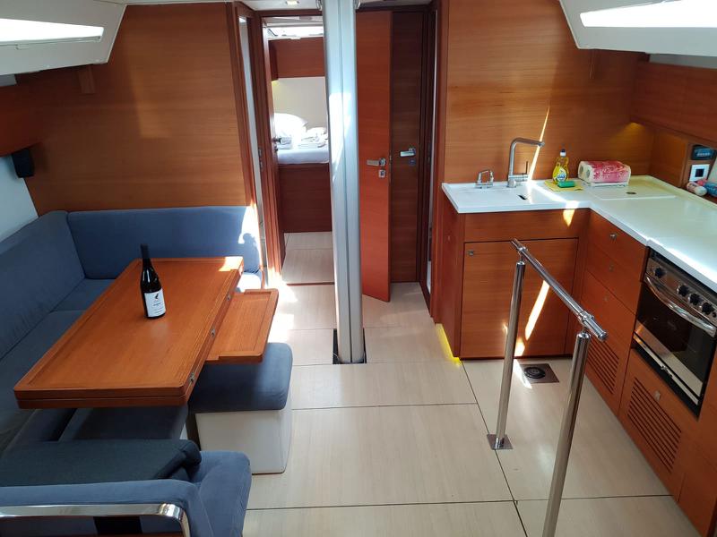 Book yachts online - sailboat - More 55 - SOLID WHITE - rent