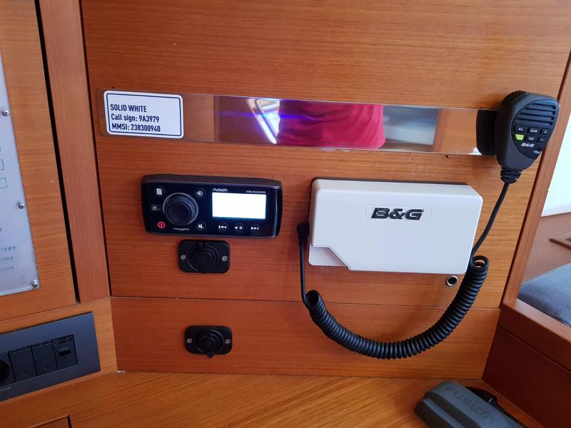Book yachts online - sailboat - More 55 - SOLID WHITE - rent
