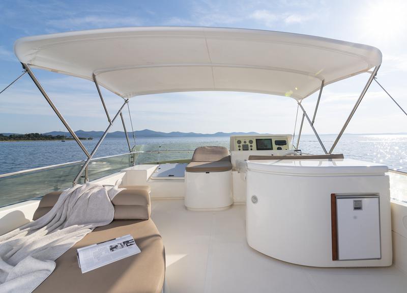 Book yachts online - motorboat - Ferretti 590 - Stina - rent