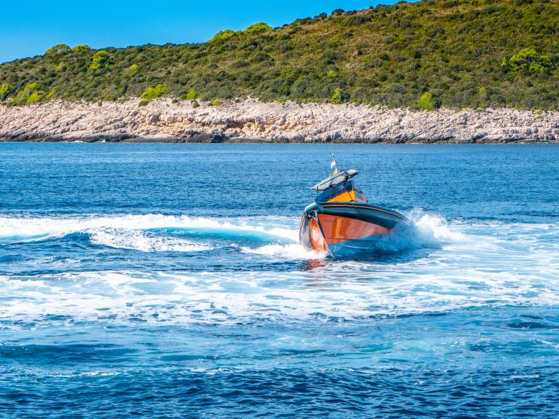 Book yachts online - motorboat - Veli 10 - THUNDER only SKIPPERED - rent