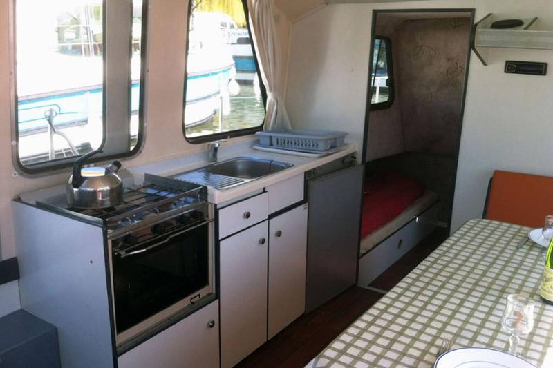 Book yachts online - motorboat - Riviera 920 - CHALLUY FR - rent