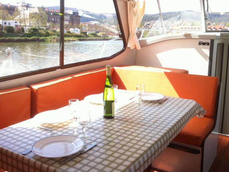 Book yachts online - motorboat - Riviera 920 - CHALLUY FR - rent