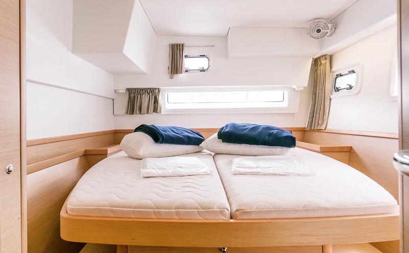 Book yachts online - catamaran - Lagoon 42 - Happy Lagoon - rent