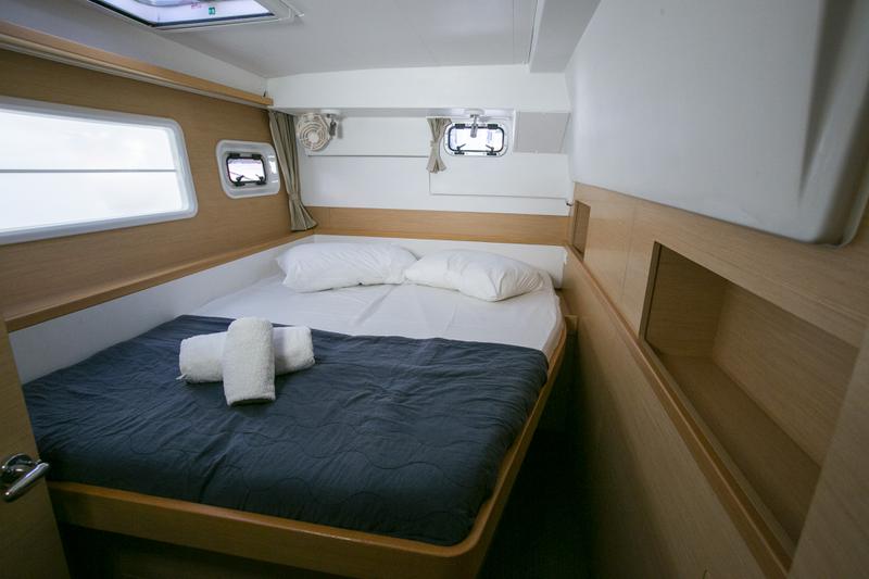 Book yachts online - catamaran - Lagoon 400 S2 12 - VASILIKI - rent