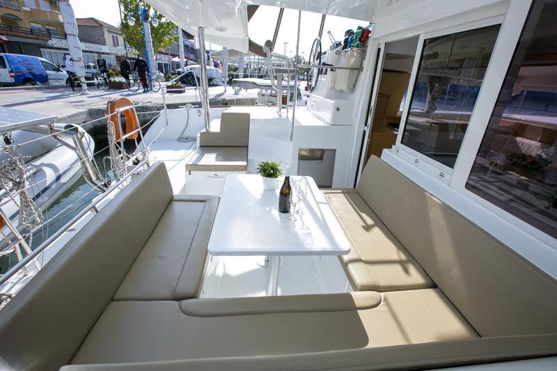 Book yachts online - catamaran - Lagoon 400 S2 12 - VASILIKI - rent