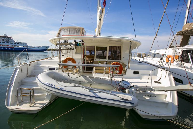 Book yachts online - catamaran - Lagoon 400 S2 12 - VASILIKI - rent