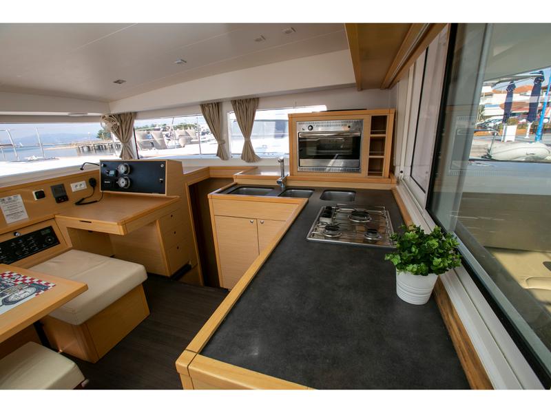 Book yachts online - catamaran - Lagoon 400 S2 12 - VASILIKI - rent