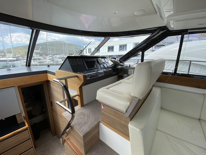 Book yachts online - motorboat - Sealine F 450 - Shuron - rent