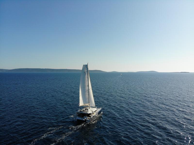 Book yachts online - catamaran - Dufour 48 Catamaran - NAMI NORI - COLOUR HULL, AC+GEN., UNDERWATER LIGHTS - rent