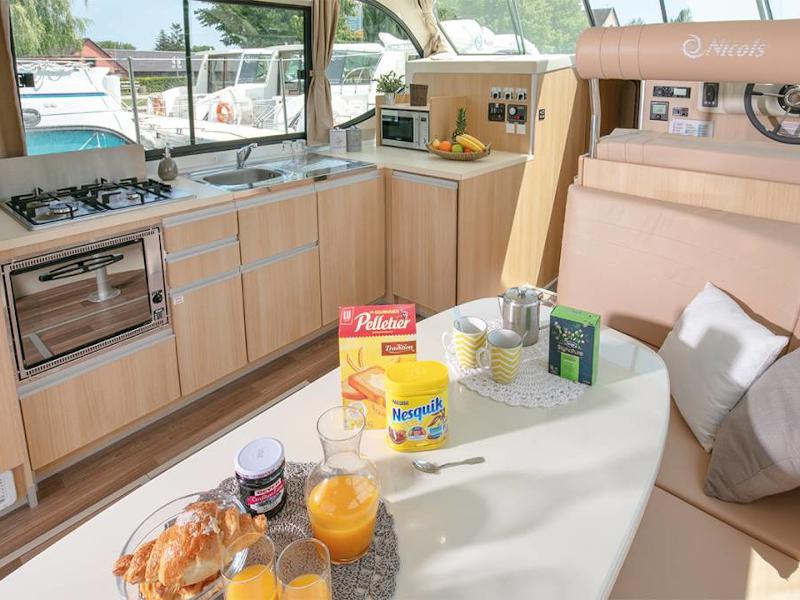Book yachts online - motorboat - Quattro Fly C - BELLEGARDE FR - rent