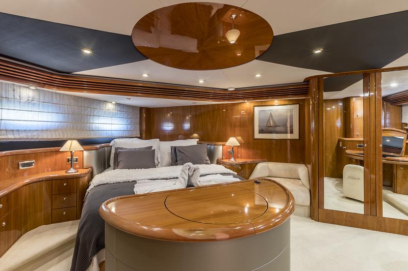 Book yachts online - motorboat - Sunseeker Manhattan 84 - SKYWATER - rent