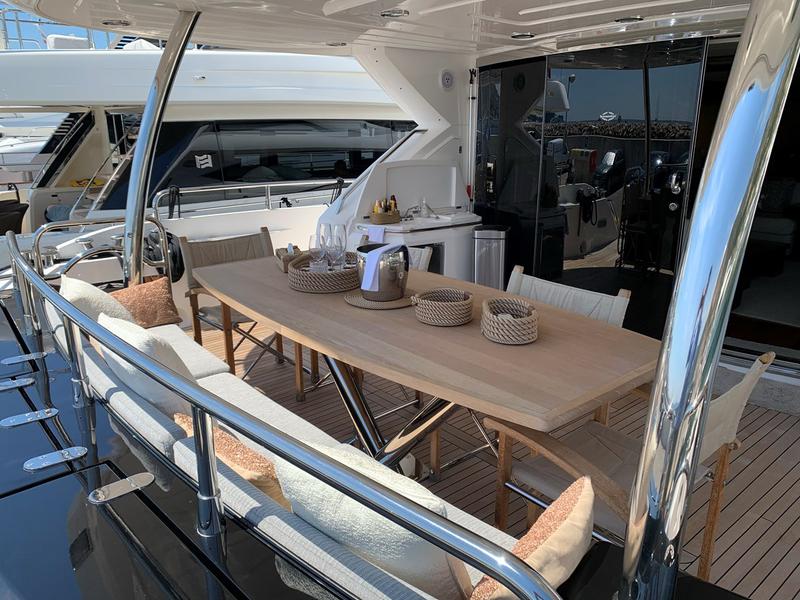 Book yachts online - motorboat - Sunseeker Yacht 88 - Shine R - rent