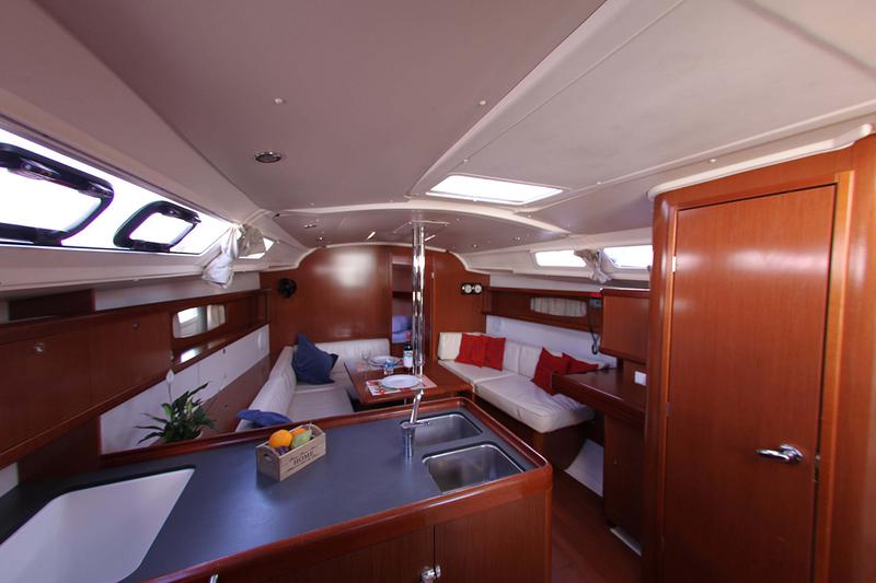 Book yachts online - sailboat - Oceanis 37 - Genie - Refit 2021 - rent