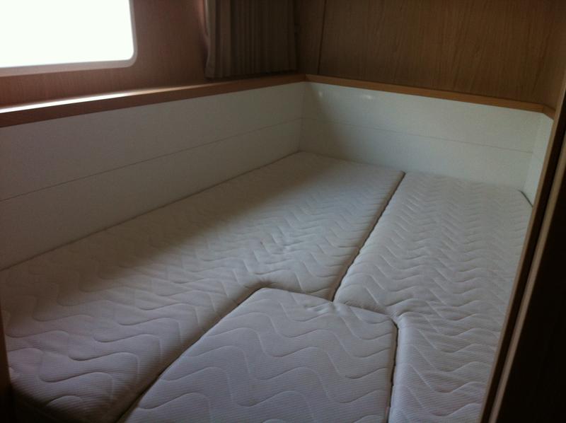 Book yachts online - catamaran - Lagoon 400 S2 - Evelina - rent