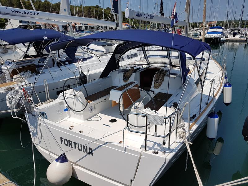 Book yachts online - sailboat - Dufour 382 Grand Large - Fortuna - rent