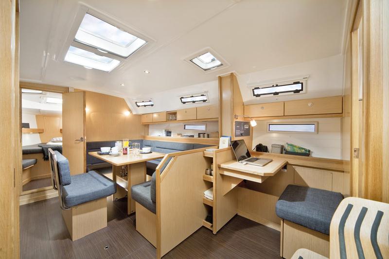 Book yachts online - sailboat - Bavaria 40 BT '13 - Vuga - rent