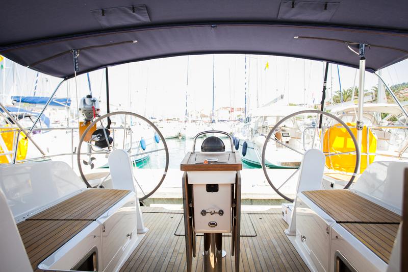 Book yachts online - sailboat - Bavaria Cruiser 46 - Lovro - rent