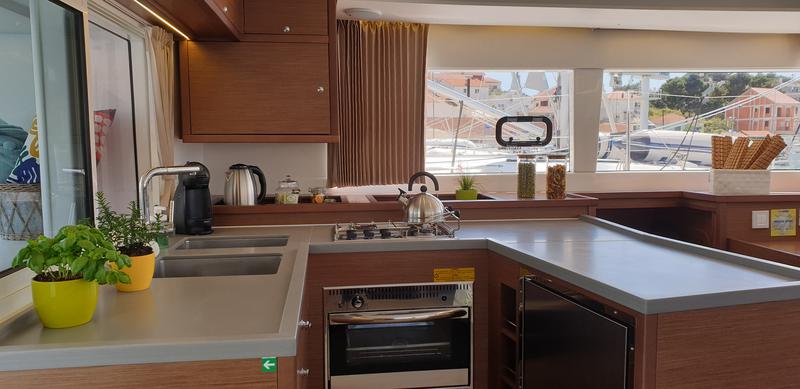 Book yachts online - catamaran - Lagoon 450 Fly - REGGAE POINT - rent