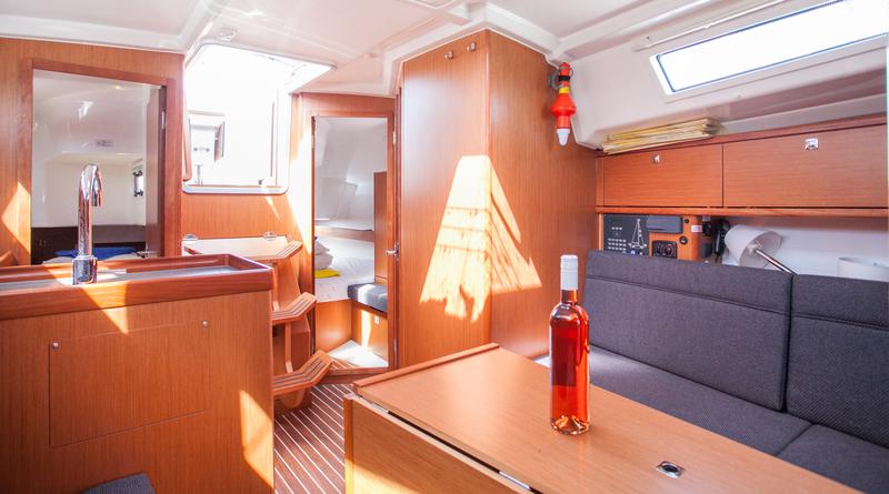 Book yachts online - sailboat - Bavaria Cruiser 34 - Take Five - rent