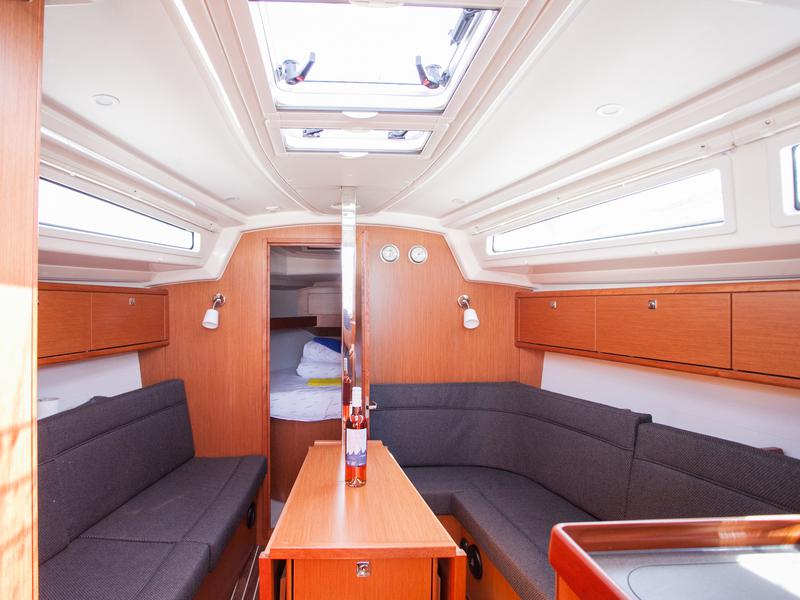 Book yachts online - sailboat - Bavaria Cruiser 34 - Take Five - rent