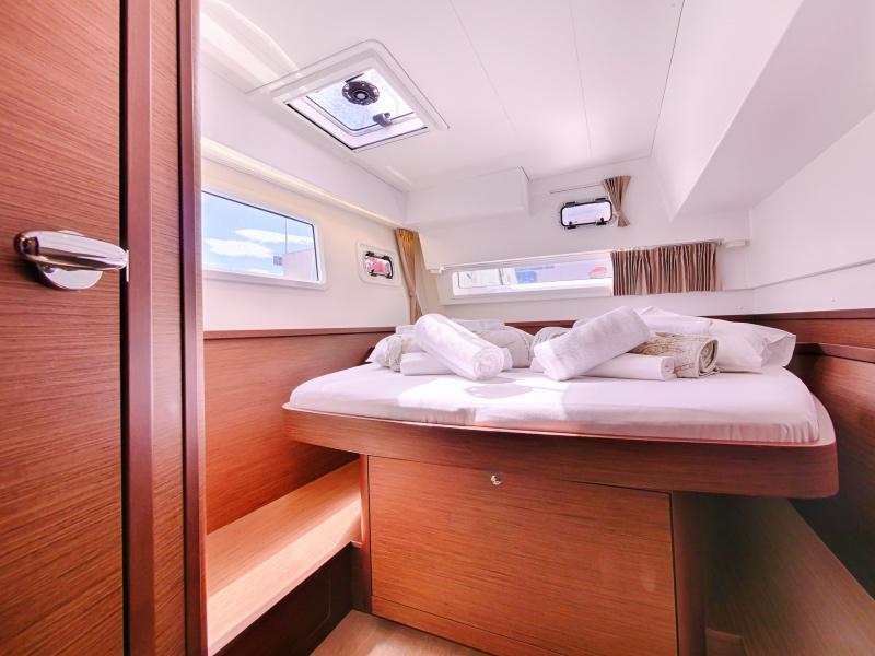 Book yachts online - catamaran - Lagoon 42 - SEA VOYAGER  - rent