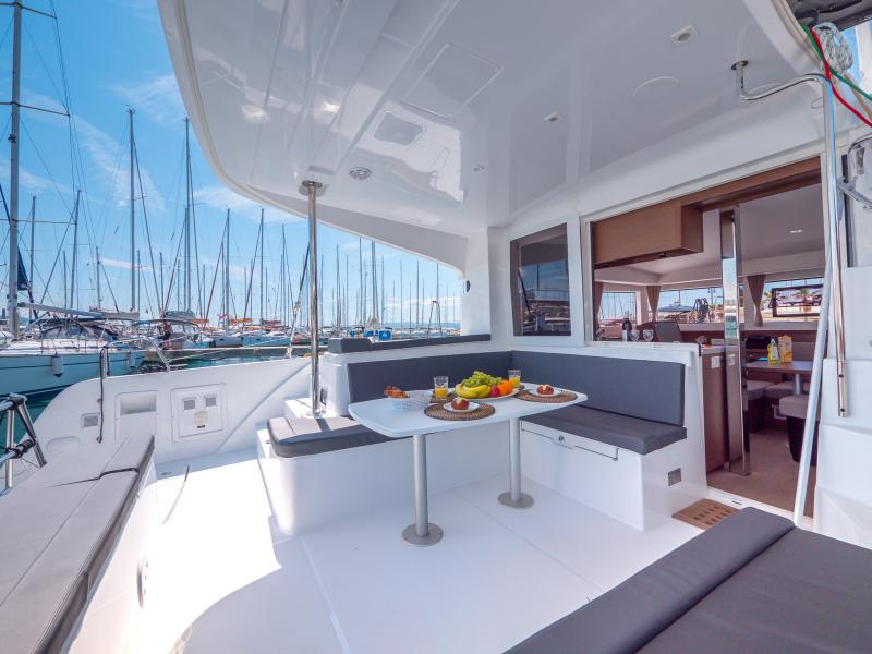 Book yachts online - catamaran - Lagoon 40 - BLUE EYES  - rent
