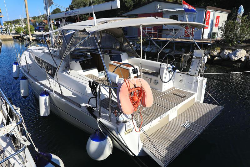 Book yachts online - sailboat - Dufour 382 - Sunset - rent