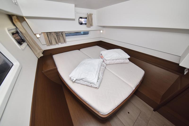 Book yachts online - catamaran - Lagoon 42 - Fleur de Sel - rent