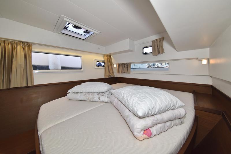 Book yachts online - catamaran - Lagoon 42 - Fleur de Sel - rent