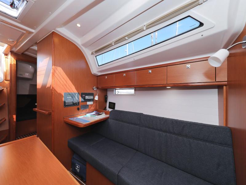 Book yachts online - sailboat - Bavaria Cruiser 37 - Lupe - rent
