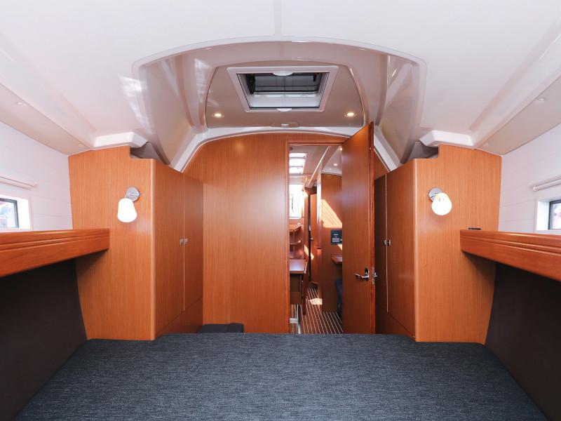 Book yachts online - sailboat - Bavaria Cruiser 37 - Lupe - rent