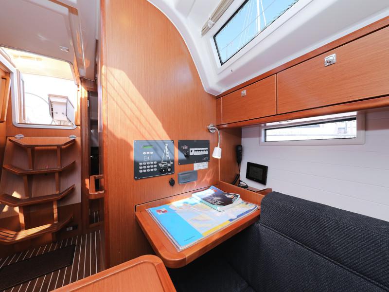 Book yachts online - sailboat - Bavaria Cruiser 37 - Lupe - rent