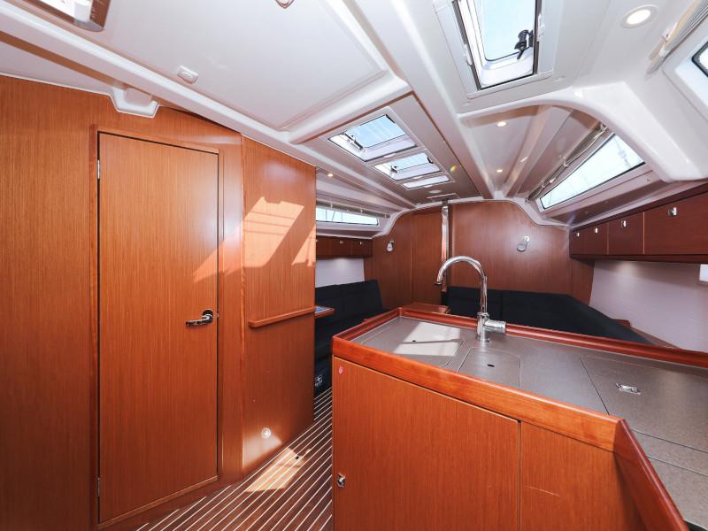 Book yachts online - sailboat - Bavaria Cruiser 37 - Lupe - rent
