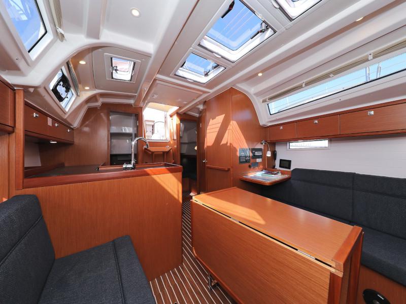 Book yachts online - sailboat - Bavaria Cruiser 37 - Lupe - rent
