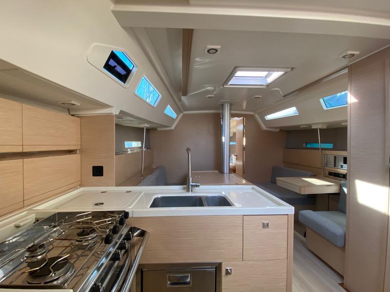 Book yachts online - sailboat - More 40 (sc) - Black Widow - rent