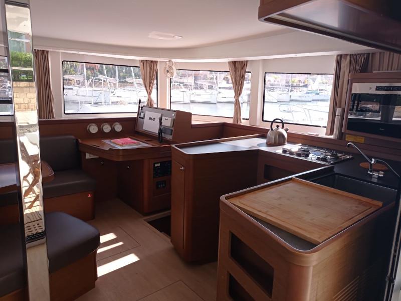 Book yachts online - catamaran - Lagoon 42 (4+2) cb WM - Claudia - rent