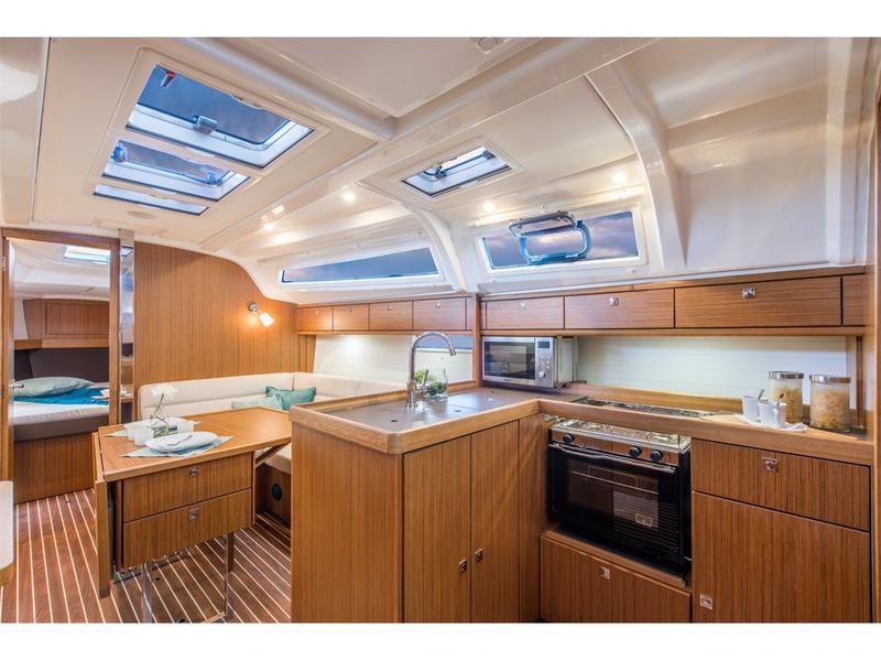 Book yachts online - sailboat - Bavaria Cruiser 37 - Alani - rent