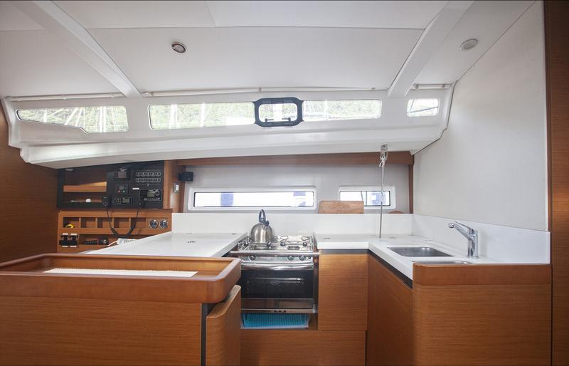 Book yachts online - sailboat - Sun Odyssey 440 - Celtic Breeze - rent
