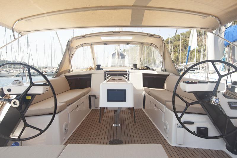 Book yachts online - sailboat - Dufour 430 - Enki - rent