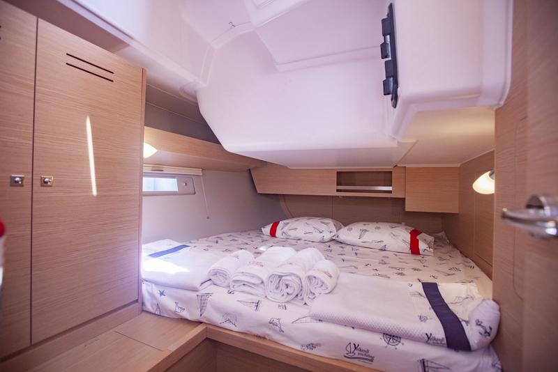 Book yachts online - sailboat - Dufour 430 - Enki - rent