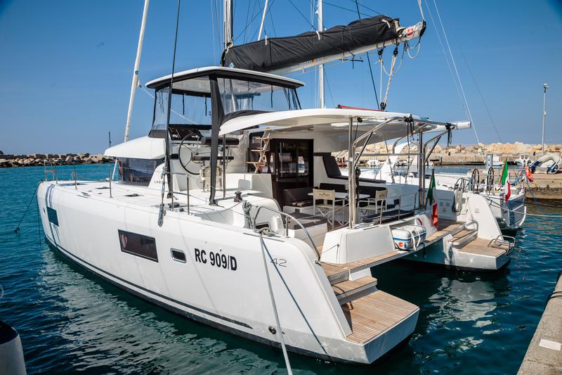 Book yachts online - catamaran - Lagoon 42 - Gelsomino - Premium line - rent