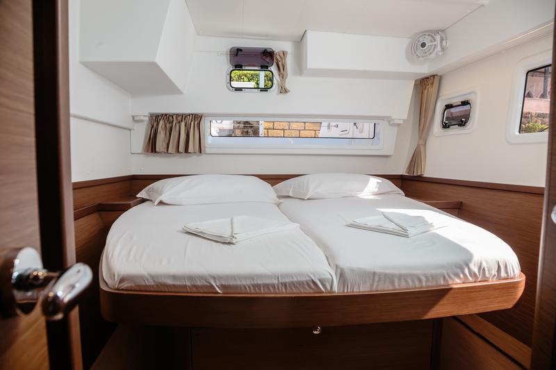 Book yachts online - catamaran - Lagoon 42 - Gelsomino - Premium line - rent