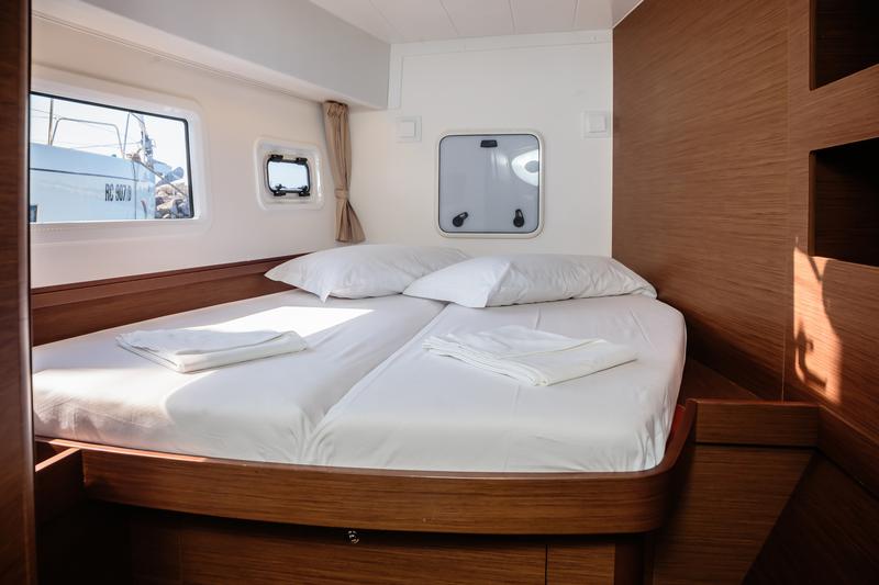 Book yachts online - catamaran - Lagoon 42 - Boreas - Comfort line - rent