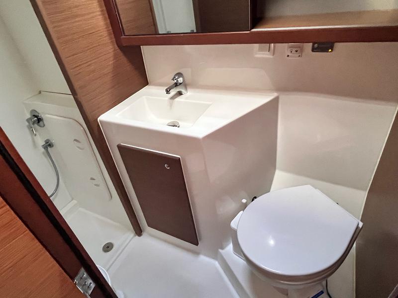 Book yachts online - catamaran - Lagoon 42 - Zoe - rent