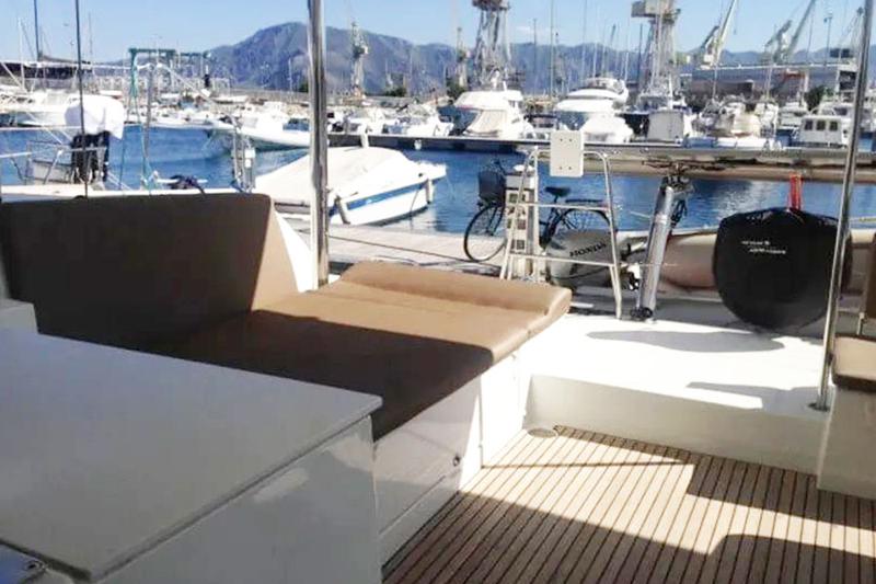 Book yachts online - catamaran - Lagoon 450  Fly (A/C-Generator-Watermaker-SolarPanel) - Corona Borealis - rent