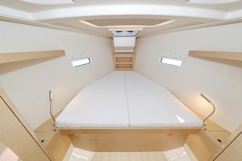 Book yachts online - sailboat - Hanse 388 - LoTi - rent