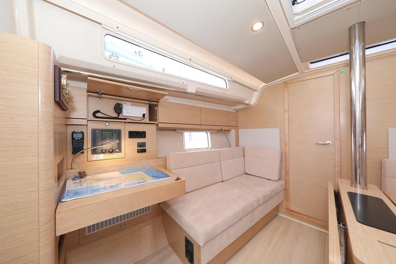 Book yachts online - sailboat - Hanse 388 - LoTi - rent