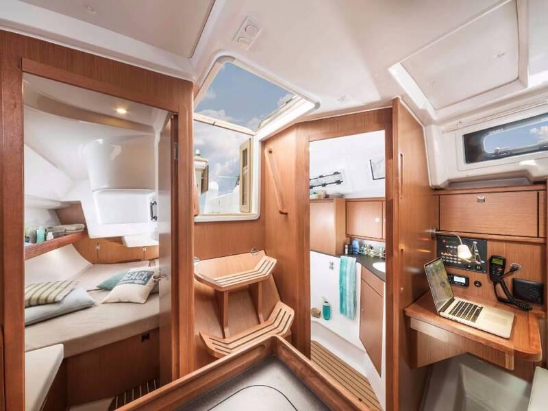 Book yachts online - sailboat - Bavaria Cruiser 34 - 3 cab - Feeling Good - rent