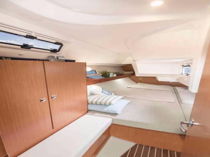 Book yachts online - sailboat - Bavaria Cruiser 34 - 3 cab - Feeling Good - rent